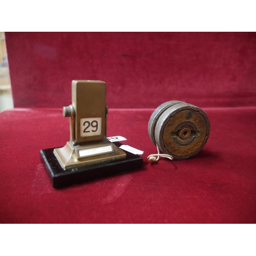 440 - VINTAGE DESK CALENDAR & SPINNING TOP