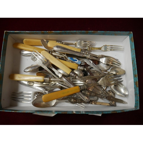 454 - BOX OF MIXED SILVER ITEMS