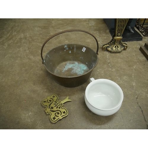 471 - BRASS PRESERVE PAN, TRIVET & CHAMBER POT