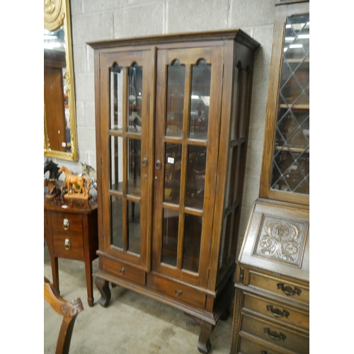 569 - DISPLAY CABINET