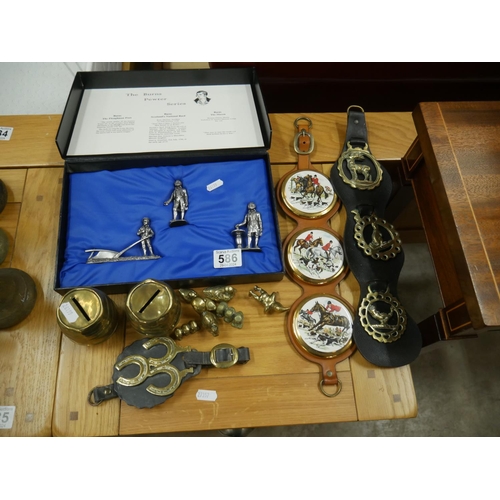 586 - LOT OF BRASS & PEWTER ITEMS