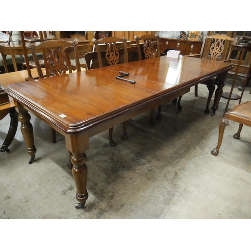 600 - VICTORIAN MAHOGANY EXTENSION TABLE