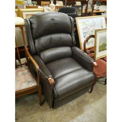 689 - ELECTRIC RECLINER CHAIR