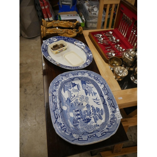 713 - BLUE & WHITE PLATTERS PLUS BOX OF COINS & ORIENTAL FIGURES