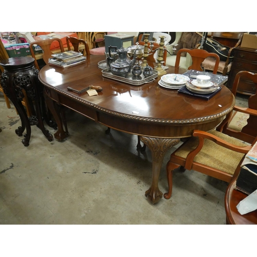 722 - ANTIQUE MAHOGANY EXTENSION TABLE