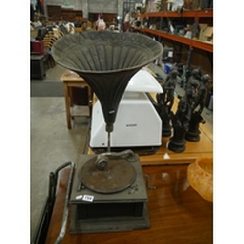 754 - OLD GRAMOPHONE