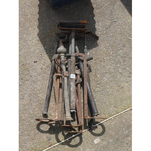 122 - LOT OF STIRRUP PUMPS