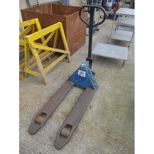 34 - PALLET TRUCK