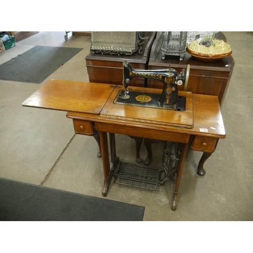 749 - SINGER SEWING MACHINE