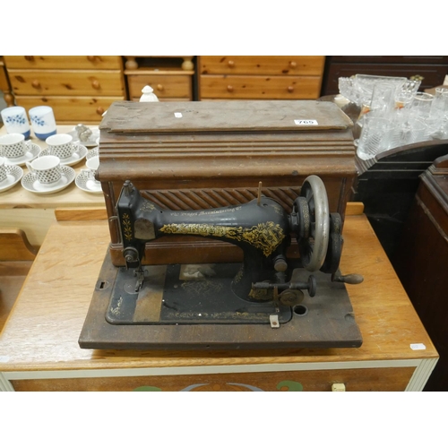 765 - SINGER SEWING MACHINE