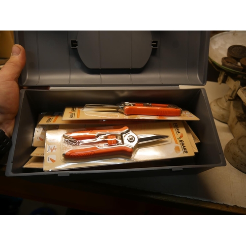 782 - BOX OF SECATEURS