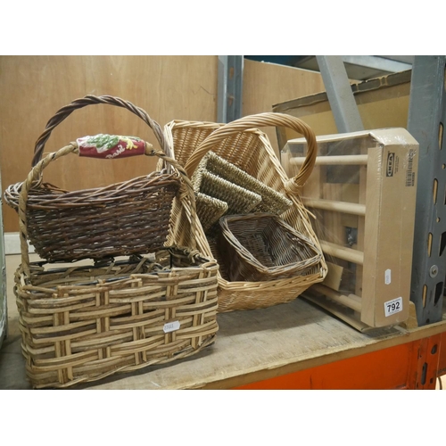 792 - FLAT PACK BOTTLE STAND & LOT OF BASKETS