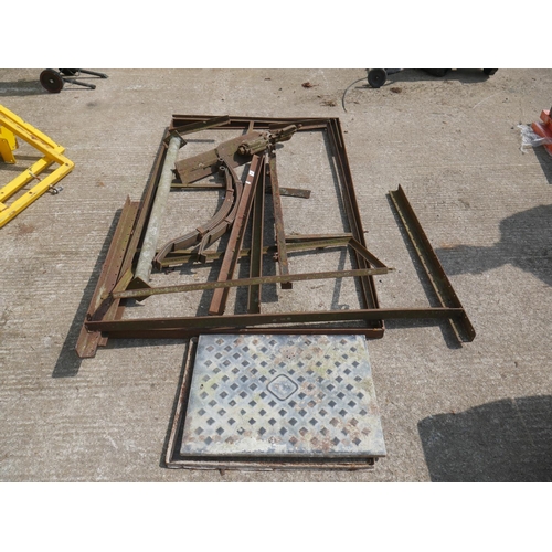 40 - TRAILER FRAME COMPONENTS & MANHOLE COVER