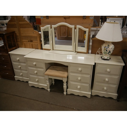 728 - DRESSING TABLE & MATCHING LOCKERS