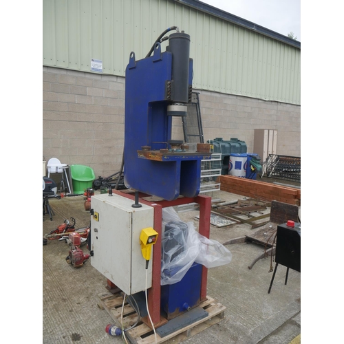 43 - LARGE 80 TONNE HYDRAULIC 3 PHASE PRESS - WORKING