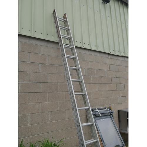 68 - ALUMINIUM EXTENSION LADDER