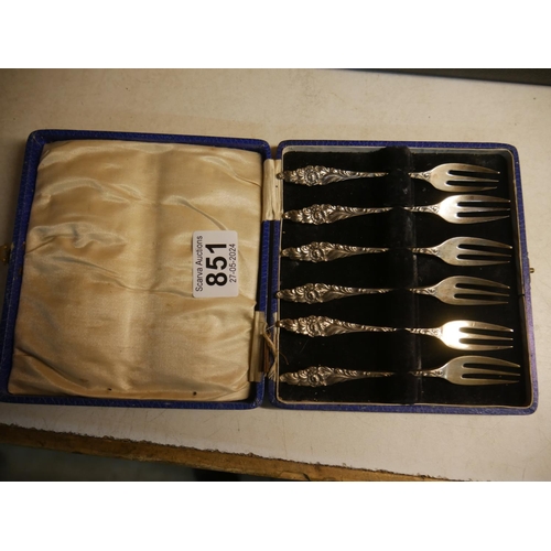 851 - CASED PASTRY FORKS