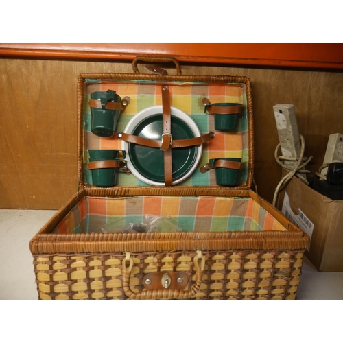 865 - PICNIC HAMPER