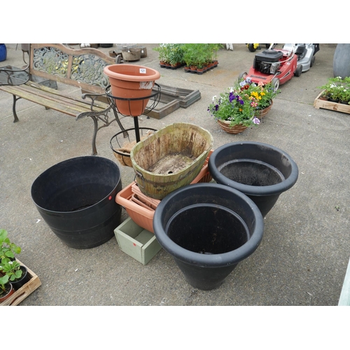 121 - LOT OF PLANTERS