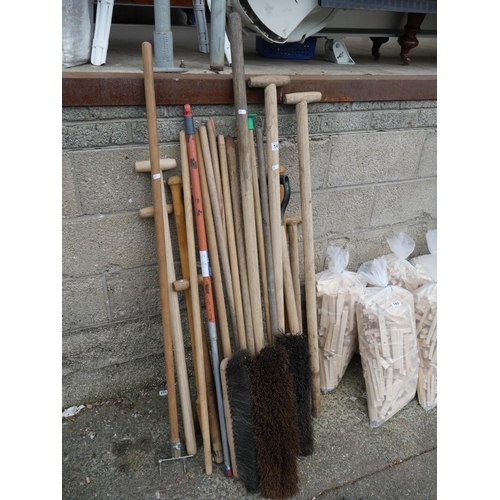 141 - LOT OF HAND TOOLS