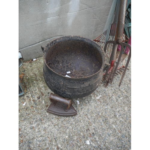 183 - BLACK POT & OLD IRON