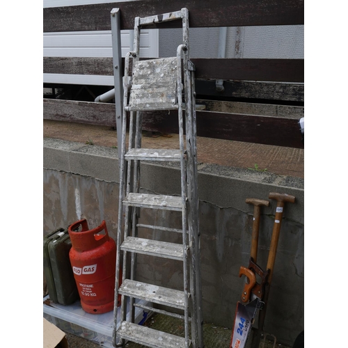 190 - STEP LADDER