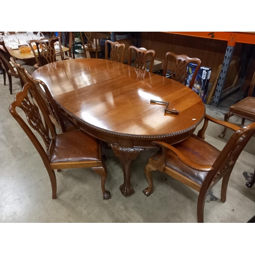 616 - VICTORIAN DINING TABLE WITH 2 LEAVES & 8 CHAIRS