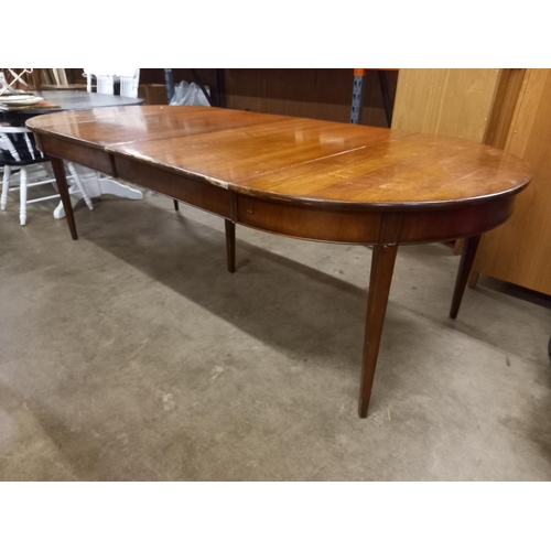 635 - VICTORIAN DINING TABLE WITH 2 LEAVES FOR RESTORATION