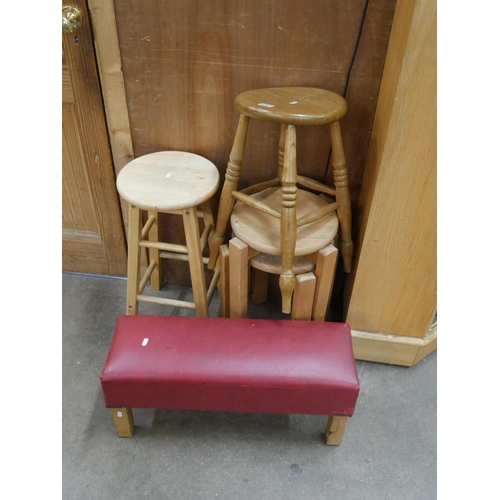 657 - SELECTION OF STOOLS