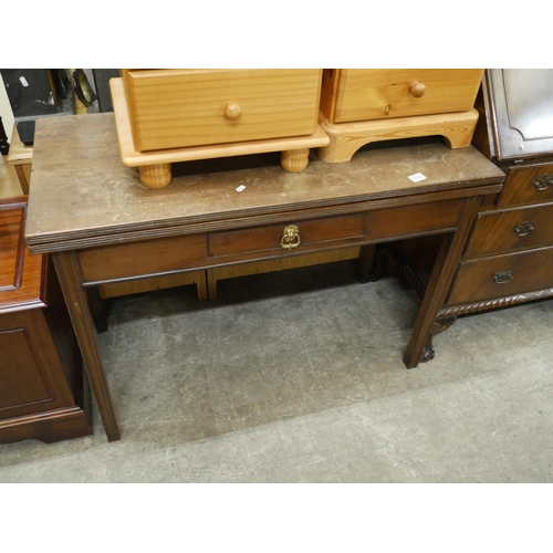 692 - GEORGIAN ONE DRAWER TURNOVER LEAF TABLE