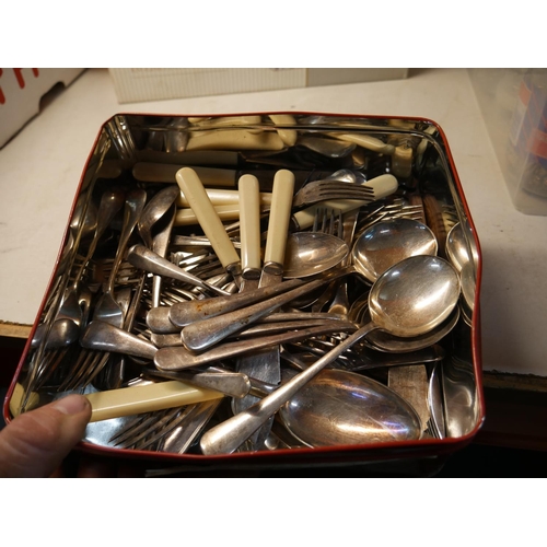 787 - BOX OF CUTLERY