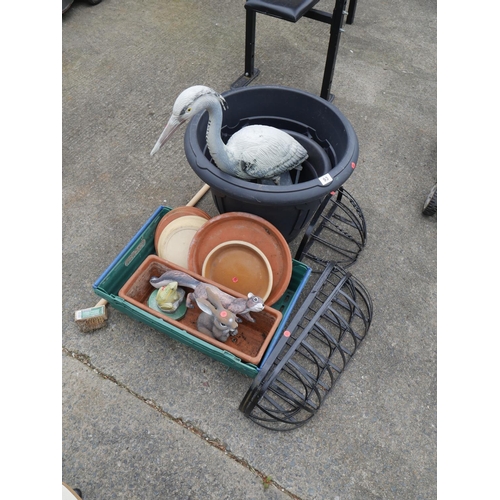 93 - LOT OF GARDEN ITEMS