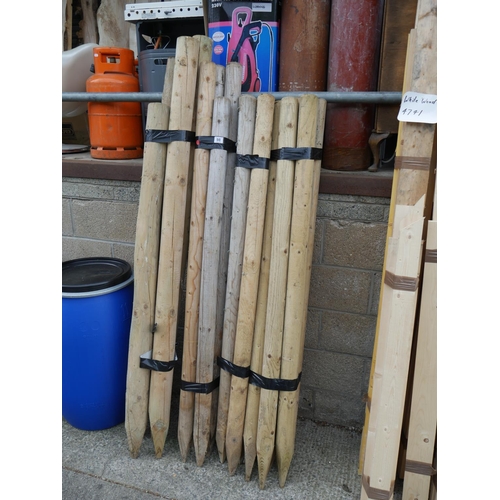 98 - LOT OF FENCING POSTS