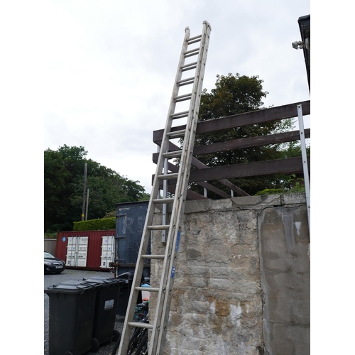 195 - ALUMINIUM LADDER