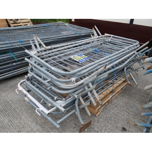 4 - PALLET OF CROWD BARRIERS