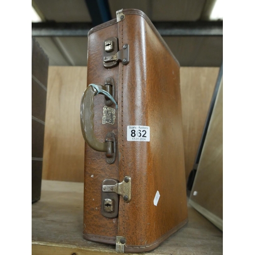 862 - VINTAGE LEATHER CASE WITH KEY