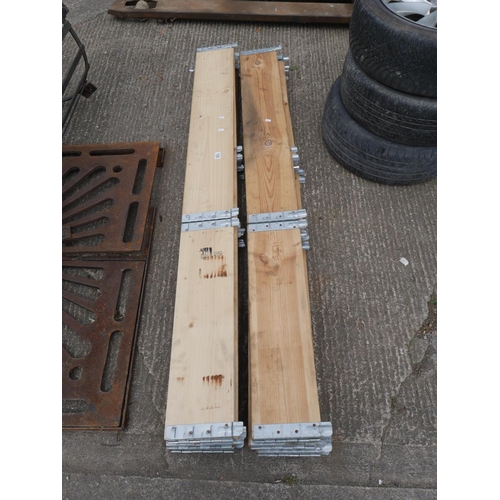 125 - LOT OF PALLET RISERS