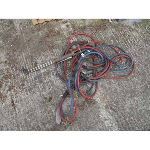 68 - ACETYLENE HOSES & TORCH