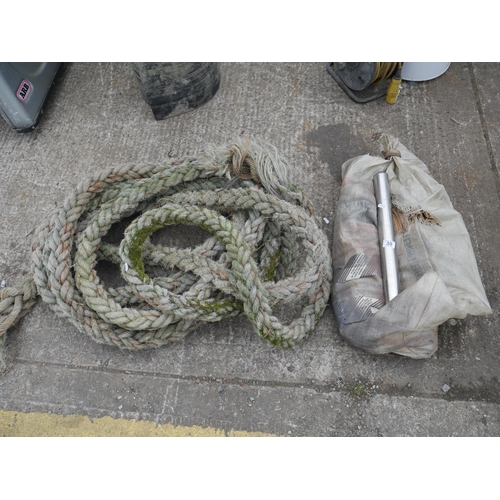 30 - BAG OF ROLLERS & LARGE ROPE