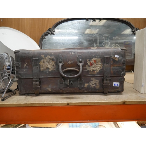 854 - VINTAGE SUITCASE