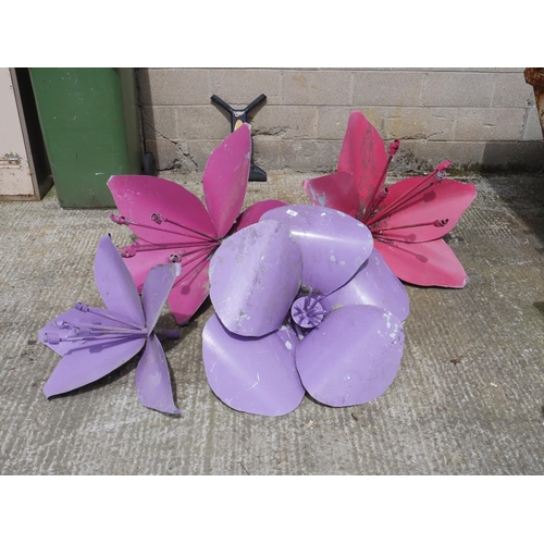 21 - DECORATIVE METAL FLOWERS