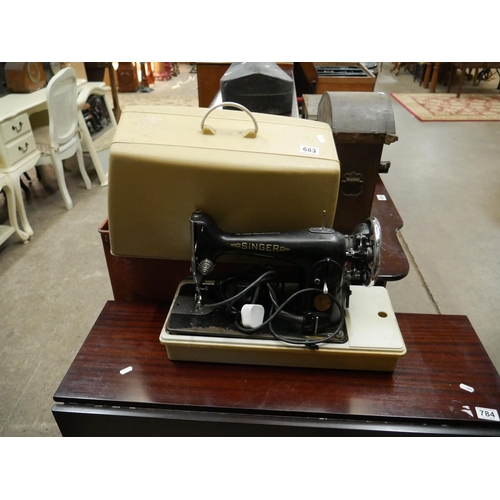 683 - SEWING MACHINE