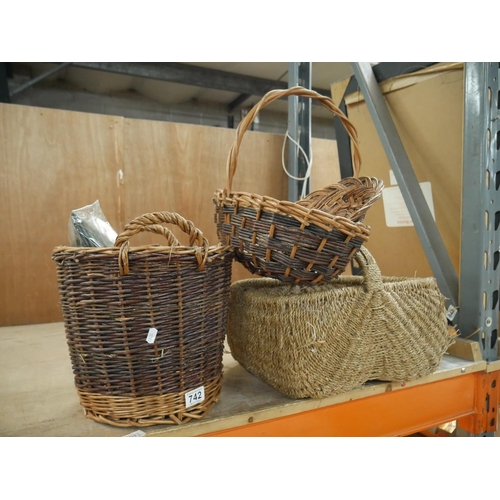 742 - LOT OF BASKETS