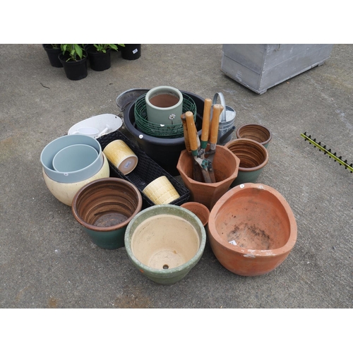 77 - LOT OF PLANTERS