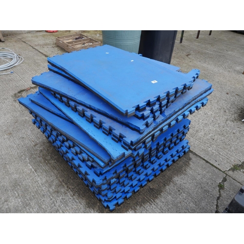 16 - LOT OF RUBBER MATTING