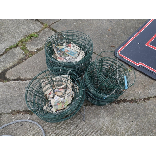 30 - LOT OF HANGING BASKETS