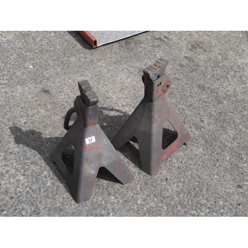 37 - 2 HEAVY DUTY AXLE STANDS