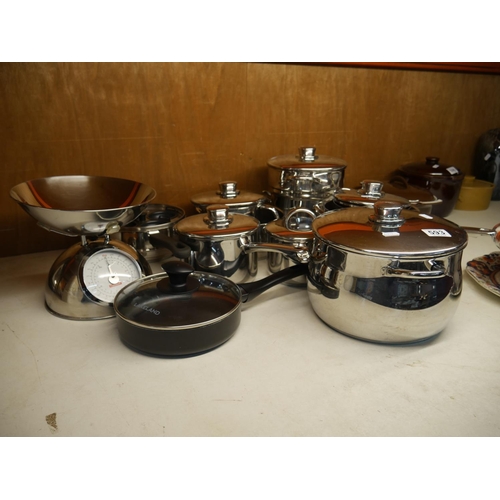 593 - LOT OF SAUCEPANS