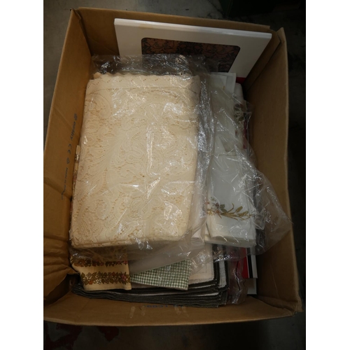 618 - BOX OF LINEN