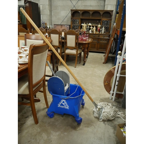 639 - INDUSTRIAL MOP BUCKET & MOP